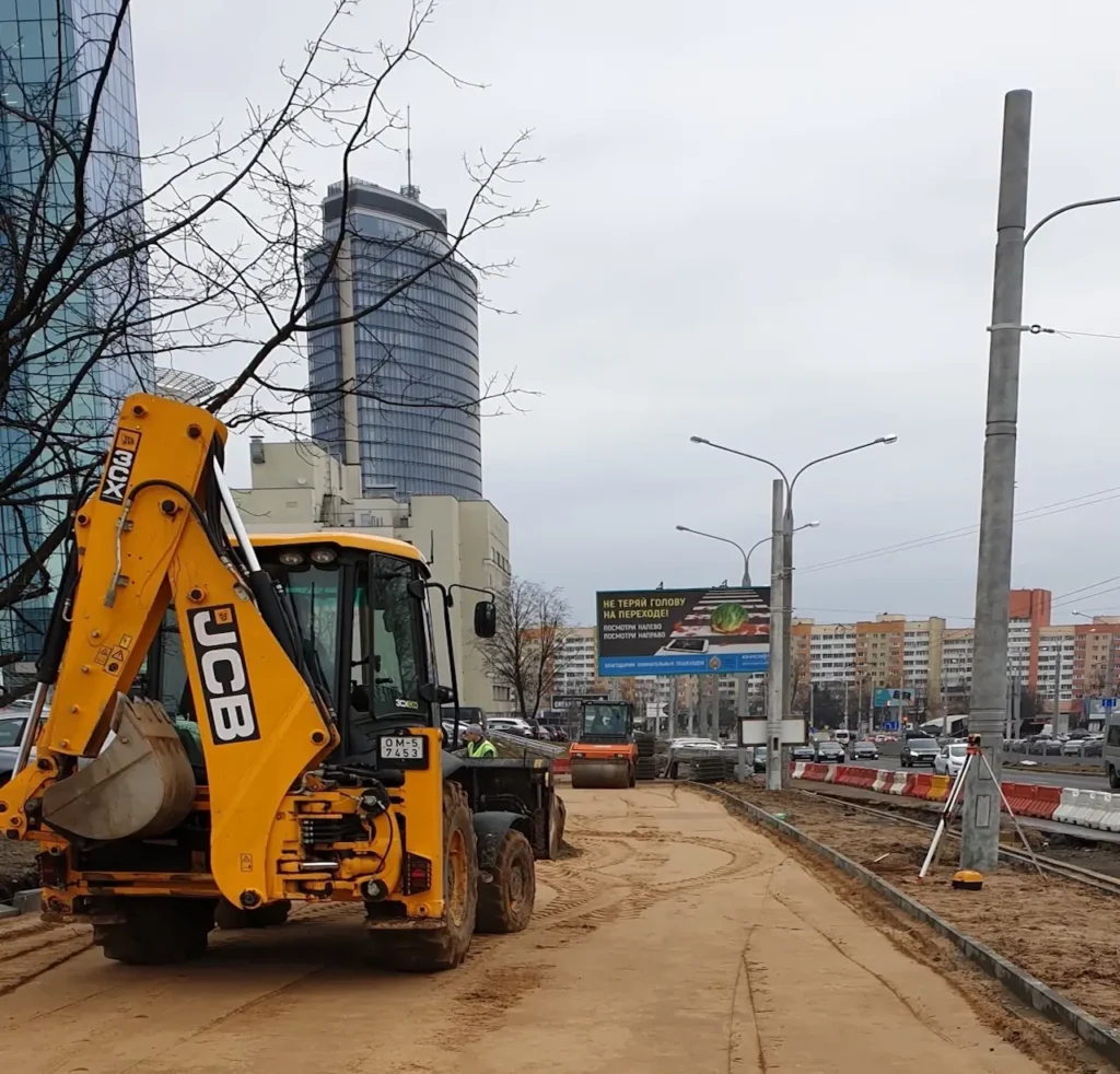JCB выполняет подготовку основания под тротуарную плитку на улице К. Цеткин в Минске