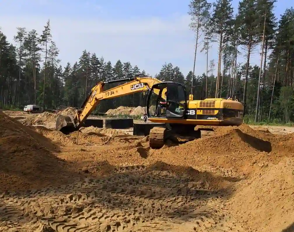 Гусеничный экскаватор ровняет песчаное основание — строительство улицы 1-я проектируемая, индустриальный парк «Великий камень»